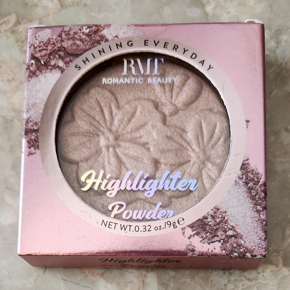 RMT Romantic Beauty Highlighter Powder - Picture 2 of 3